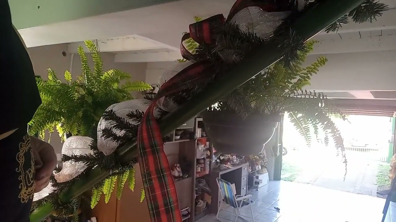 festão decorado no corrimão...um charme. #artesã #artesanato #decoração #natal