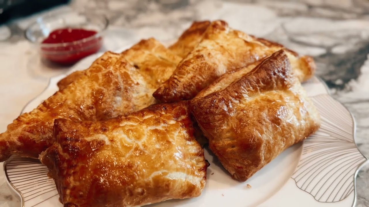 Рецепт хрустящих куриных слоек в сливочном соусе 🍗