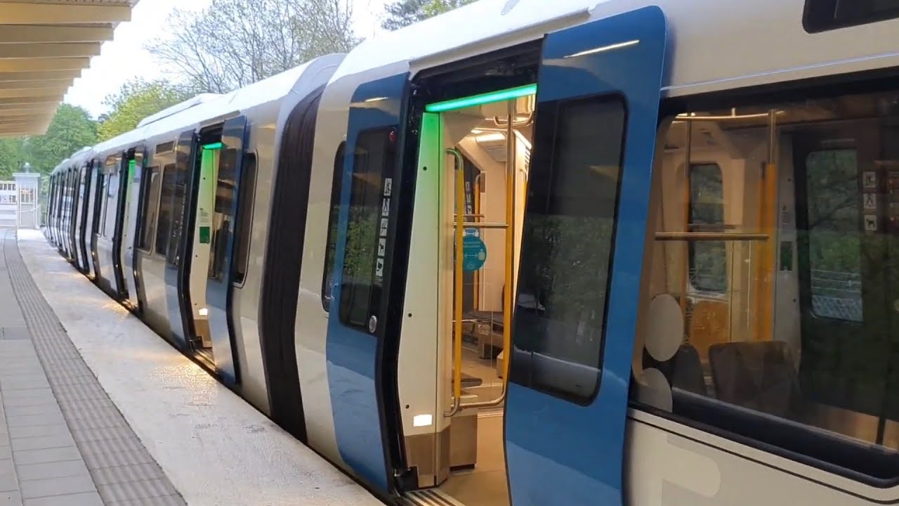 C30 Tunnelbana anländer och avgår Västertorp