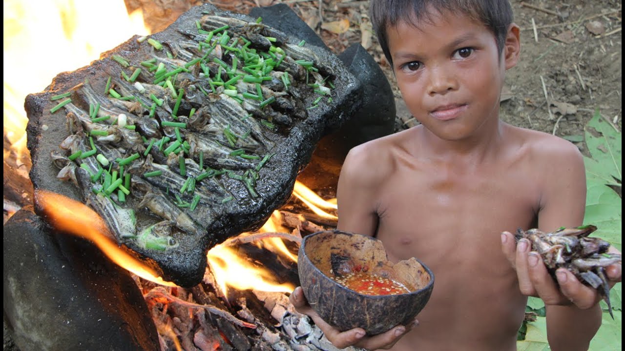 Primitive Eating Primitive Technology - Eating delicious - Cooking fish on a rock and ...