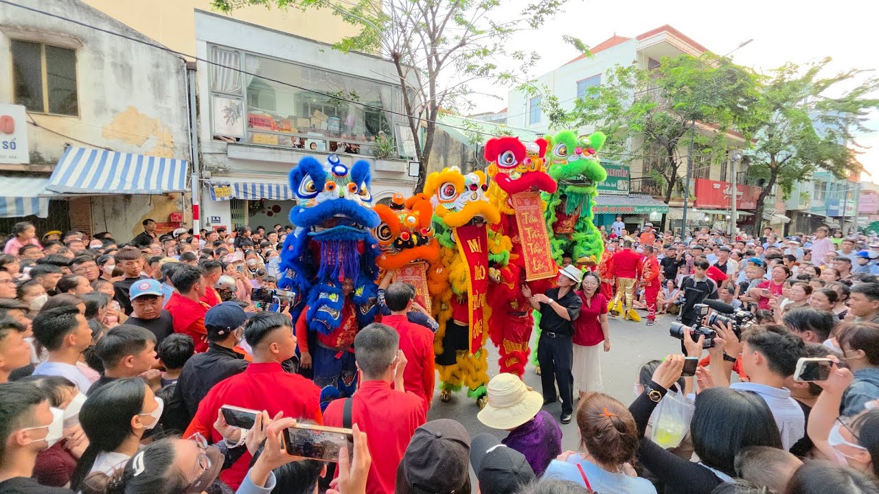 VỠ TRẬN Múa Lân Full Show Nhơn Nghĩa Đường ở Trái Cây Loan kẹt cứng con đường Múa Lân Hay Nhất 2026