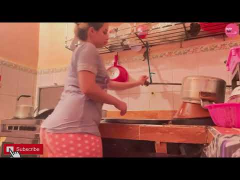 روتيني يومي بدون ملابس لمصة يد في المطبخ 