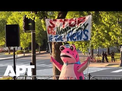 Video Trump Motorcade Passes As Protesters Oppose Paramount Warner Bros $110B Merger Deal | APT
