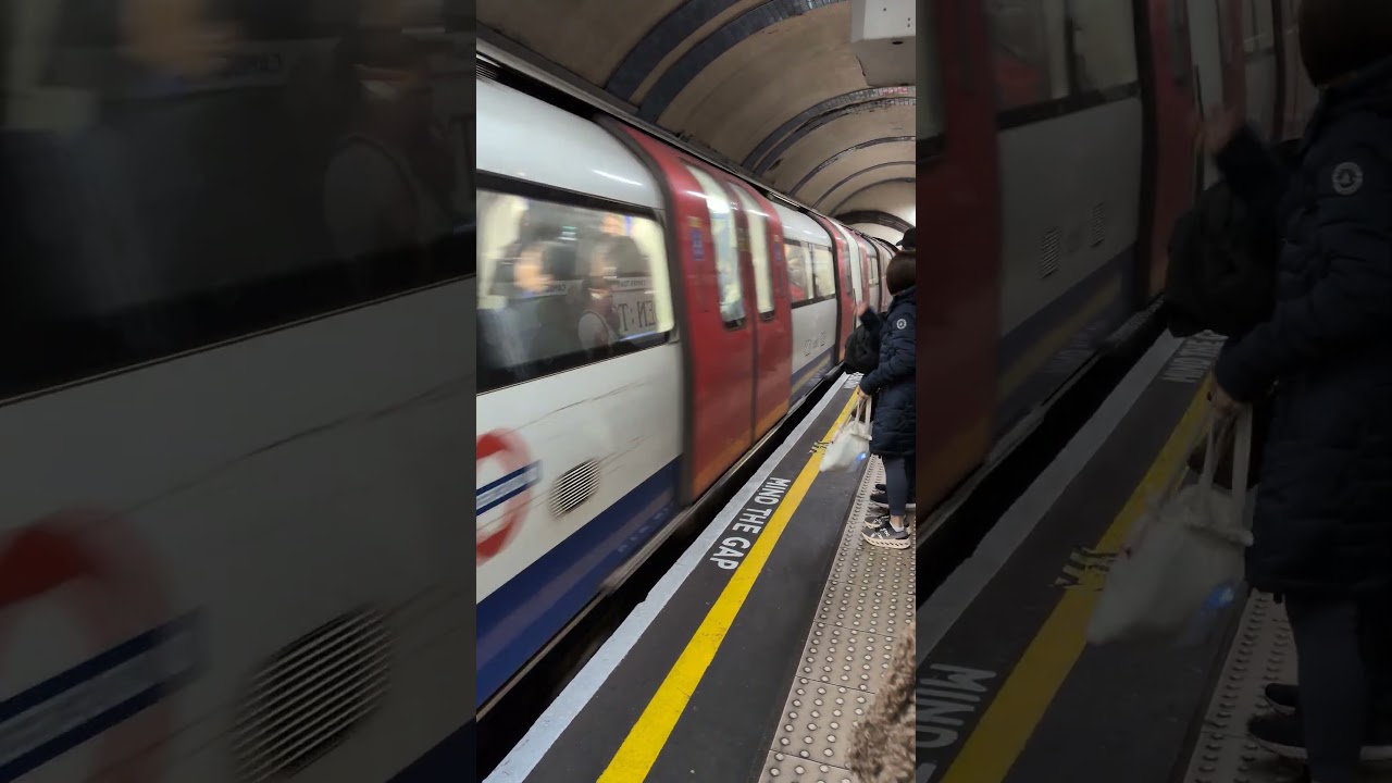Northern Line | LU 1995 Stock arrives into Camden Town Station 