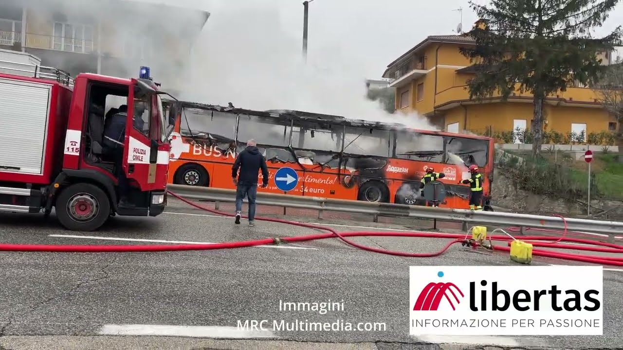 Autobus completamente distrutto dalle fiamme a Domagnano (San Marino)