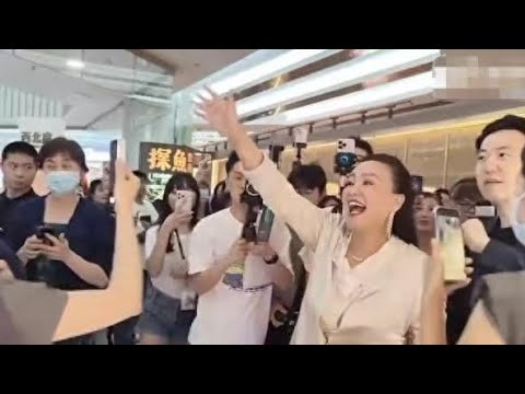 汪小菲张兰懒理大s，现身广州新店排场大，粉丝围成人墙大喊爱你！ | 娱乐矿场