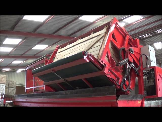 Un Convoyeur à Courroie De Pomme De Terre Transporte Des Pommes De Terre  Dans Un Réservoir De Semoir Tracteur. Closeup. Clips Vidéos - Vidéo du  traitement, patate: 287191715