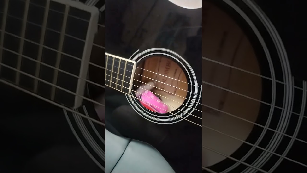 Гитара и тесто для лепки 