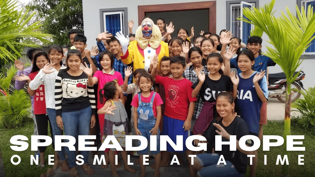 Клоун-миссионер проповедует Евангелие в Камбодже