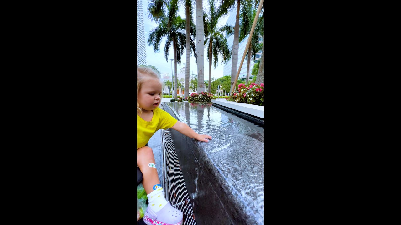 Наоми понравился фонтан и она решила его потрогать