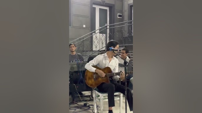 Qiz tort oyogi bilan emaklaydi