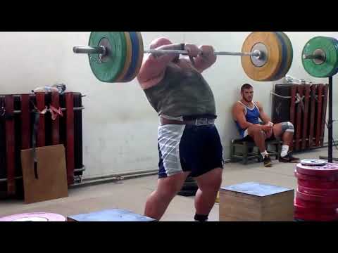 front raises 8x140kg