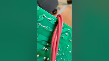 Loa kẹo kéo đang hát tắt nguồn rồi có lại.