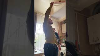 как слить воду с натяжного потолка #ремонт