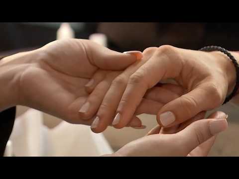 "All natural": Models are wearing natural nails