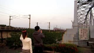北上自強號通過高屏溪橋