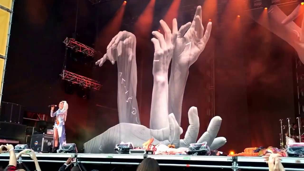 FKA twigs - Youth (?) (live at Lastochka, Moscow, 09.07.16) | NEW SONG 1