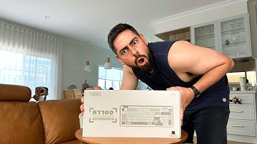 THIS KEYBOARD HAS A MINI SCREEN