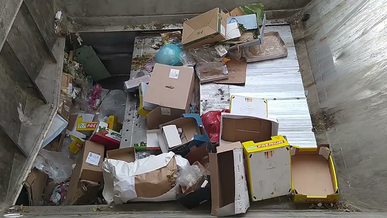 ♻️ Compaction of mixed recyclable waste ♻️  #transfer