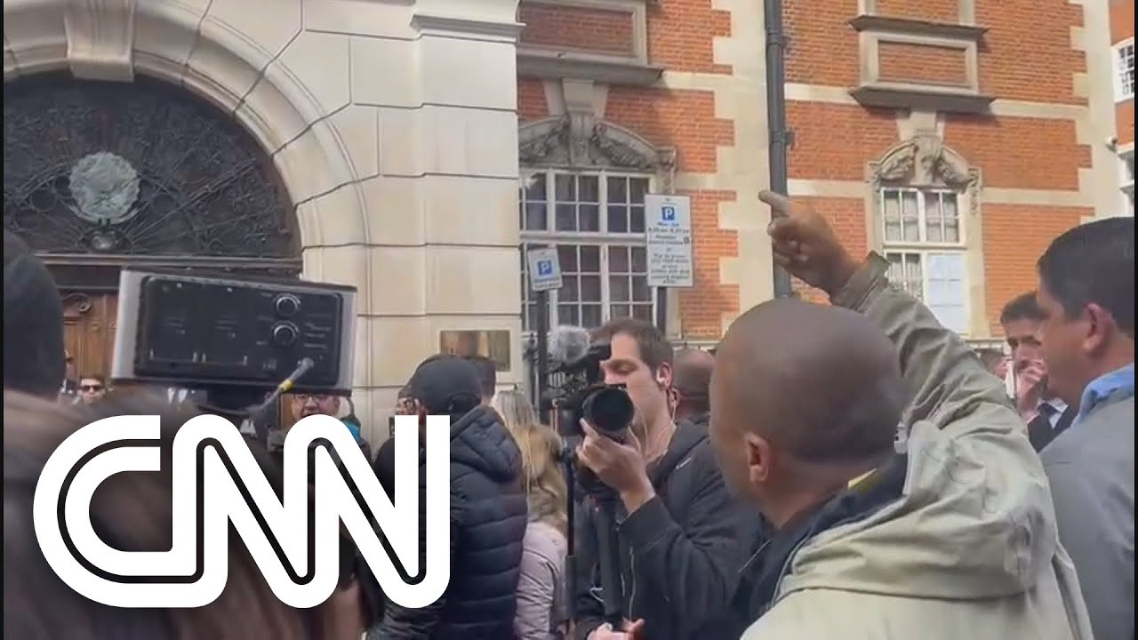 Apoiadores de Bolsonaro batem boca em Londres com opositor e um inglês