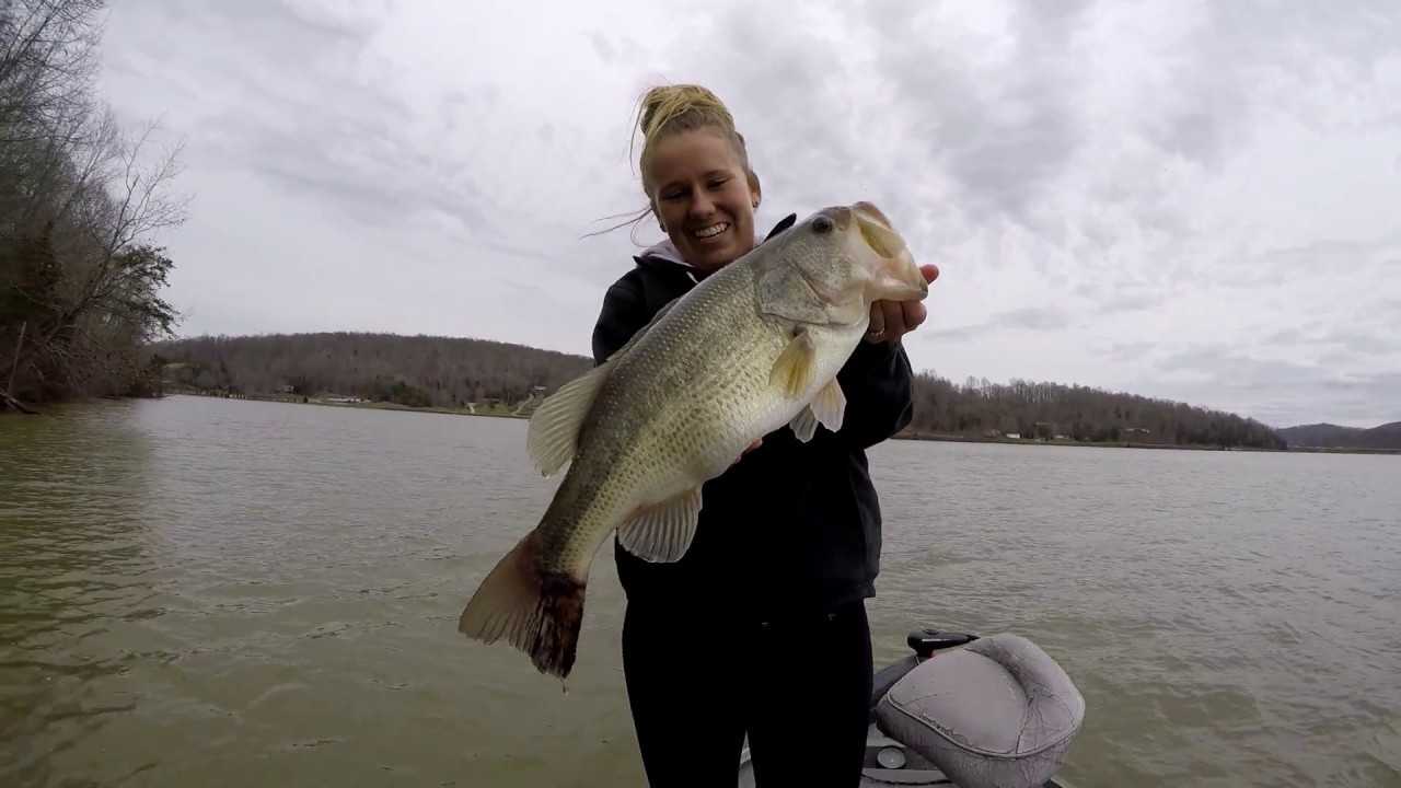 bass fishing at night MY GIRLFRIEND CAUGHT A GIANT BASS