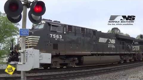 NS 7563 (GE ES40DC) leads NS 236