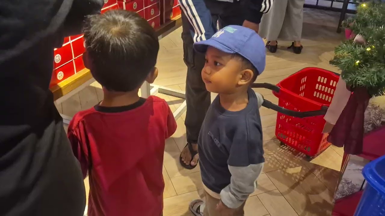 Umam shopping by in the Malang east java