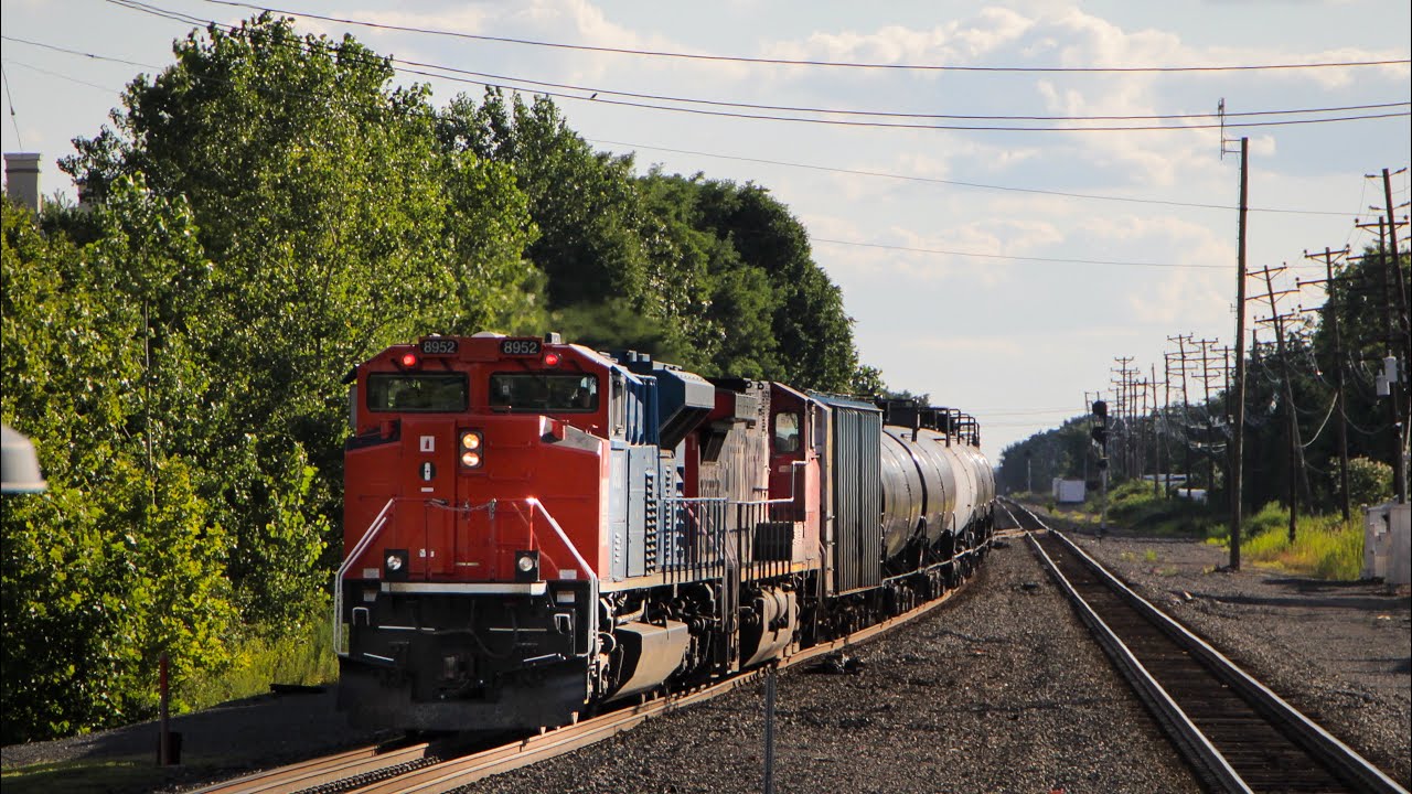 CN 8952 leads CSX K615 - YouTube