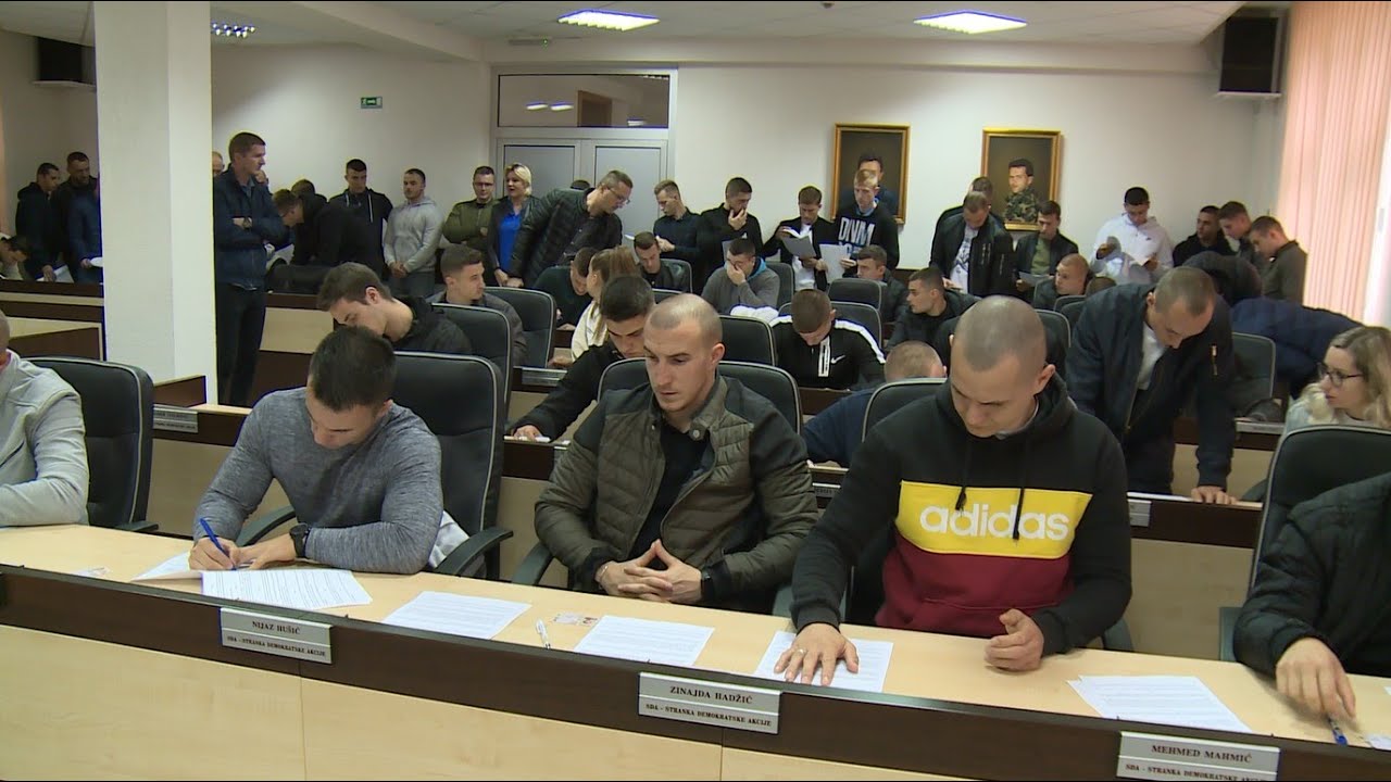 UPRAVA POLICIJE USK POTPISALA UGOVORE SA 64 POLICIJSKA KADETA