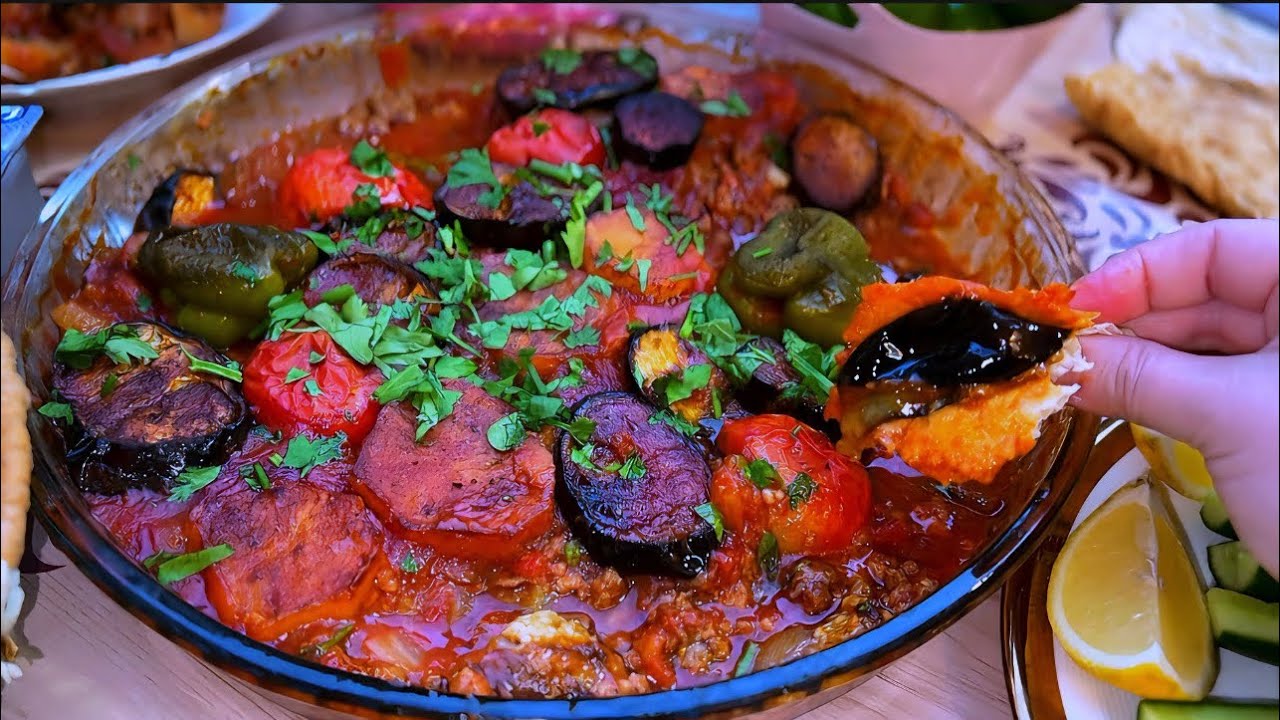 ‏عندج باذنجان ثلاثة وبطاطا ولحم مفروم باقي بالثلاجة تعالوا نحضر أطيب تبسي #الشيف #غفران #ام #بنين ￼