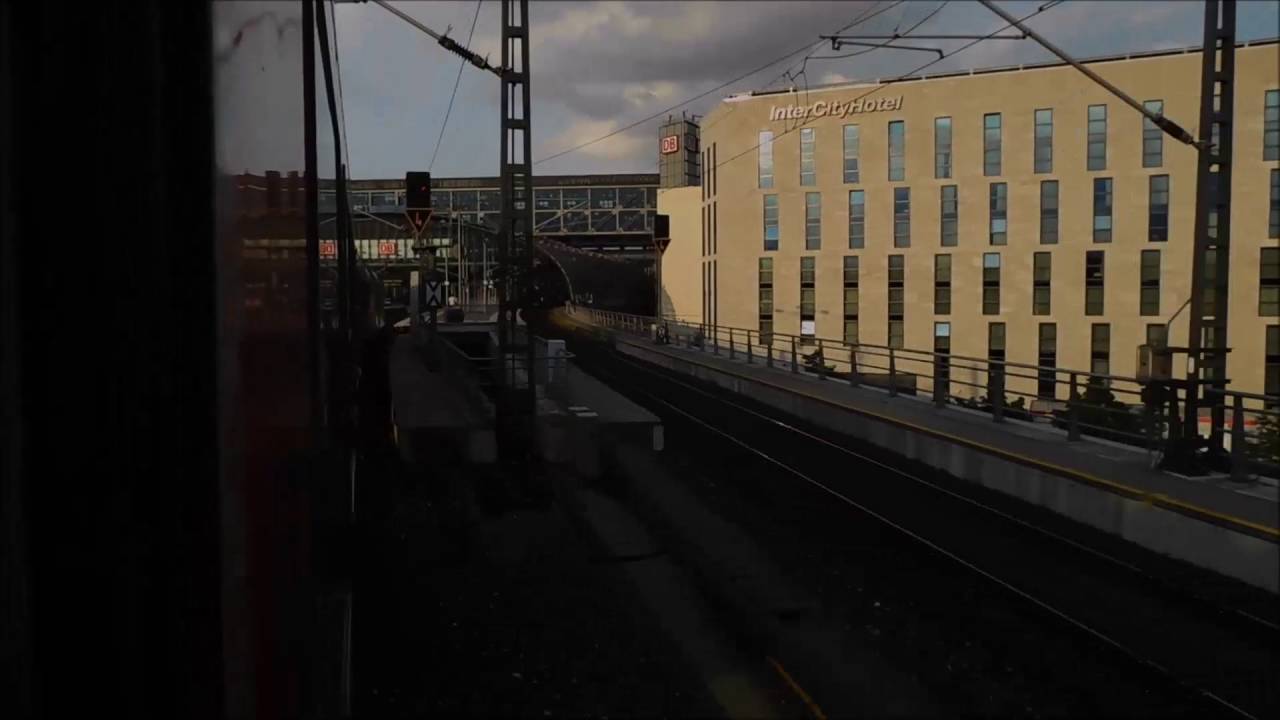 Einfahrt in Berliner Hauptbahnhof mit dem IRE 4277 aus der Fenstersicht.