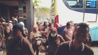 Rombongan luar kota belanjanya di Wong Osing,  pusat oleh-oleh khas banyuwangi