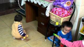 20110102 01 回娘家小星星翻鞋櫃跟阿晴祺翔玩 高質量及大小