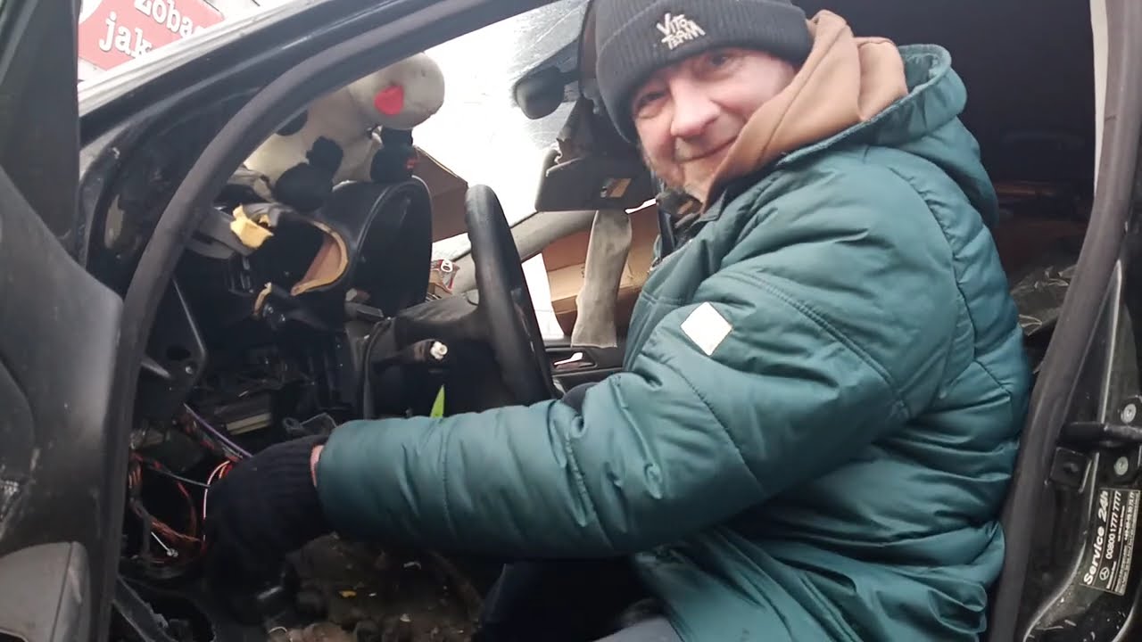 Bezdomni  w aucie pod kołdrami będzie nam ciepło