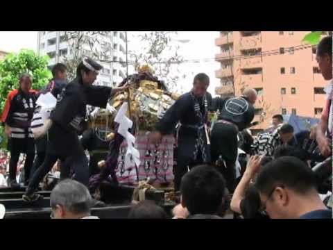 平成24年三社祭本社神輿渡御　二之宮　トラックで運搬