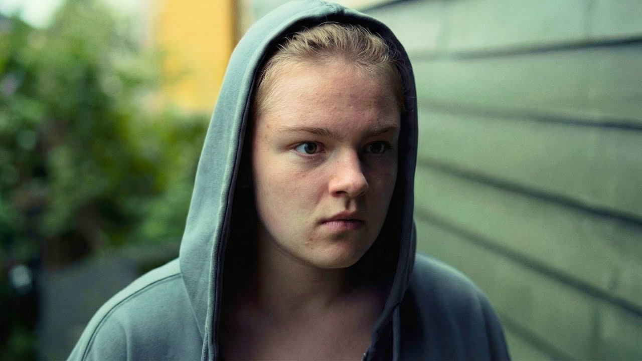 Lonely cleaner convinces a stranger with amnesia that they are a couple and brings him home