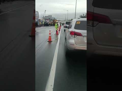 Suv Bumanga Sa Poste Sa Skyway 