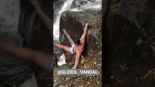 Queda Perigosa Na Cachoeira