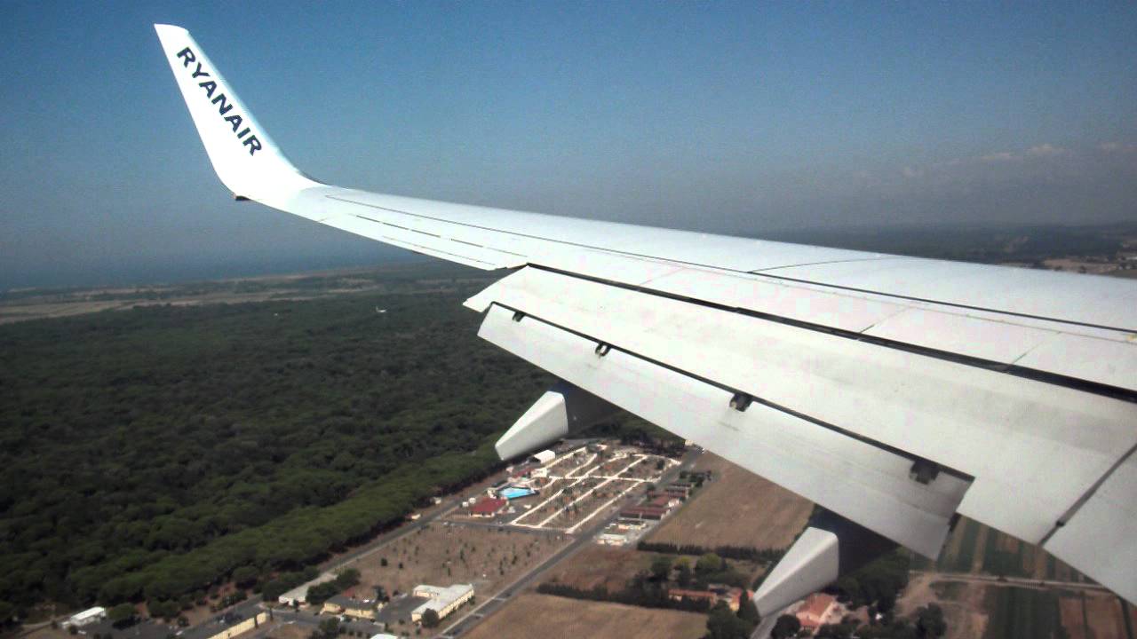 Landing In Pisa Int'l Airport Galileo Galilei With Ryanair Boeing 737 - 800 From Hamburg Lübeck
