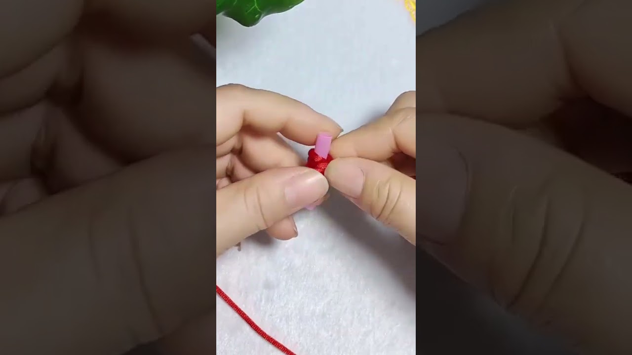 Simple instructions for tying a bracelet with a straw 