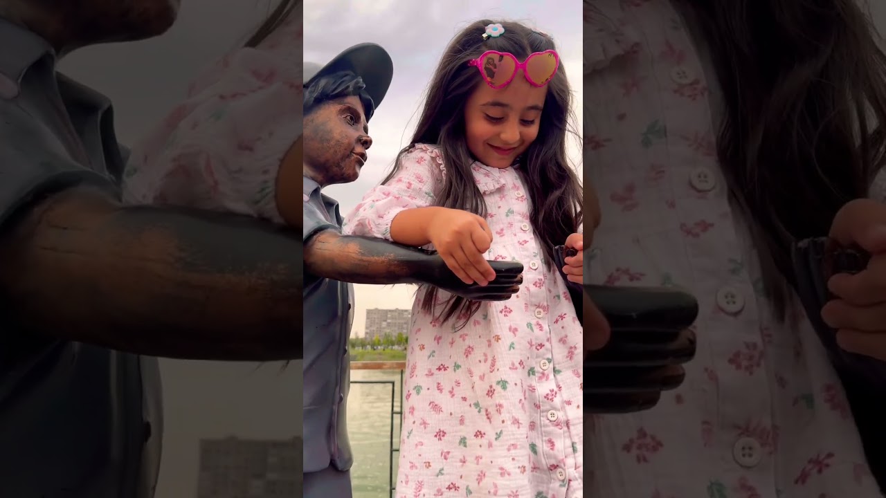 Sinirli çocuk heykele dönüştü!! #keşfet #shorts