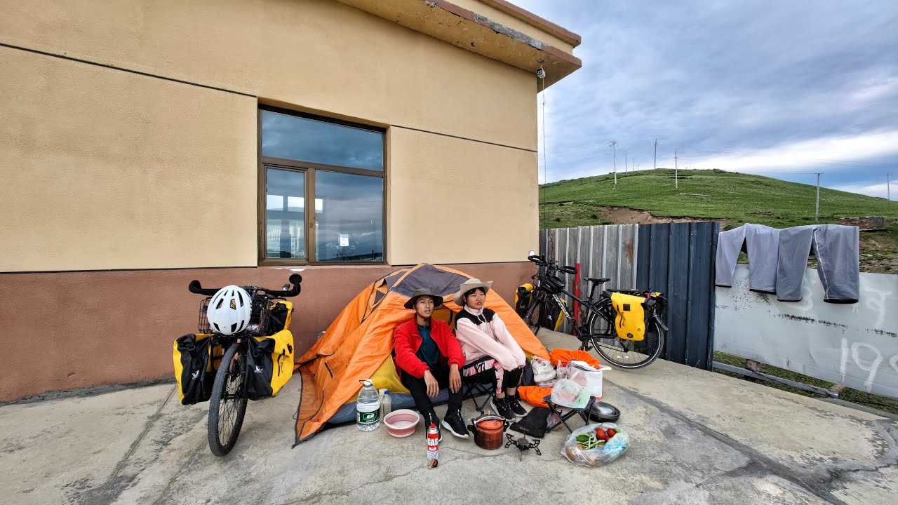 带着媳妇骑行四川，抵达若尔盖县看草原，晚上墙边露营做饭炒肉吃【周亿发的旅行】