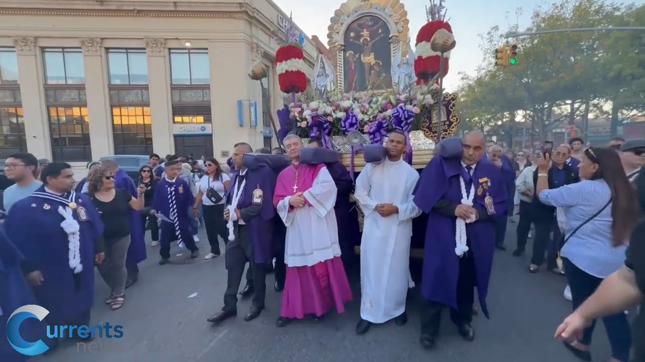 Прихожане церкви Святого Себастьяна празднуют перуанскую традицию шествием «Владыка чудес» в Квинсе