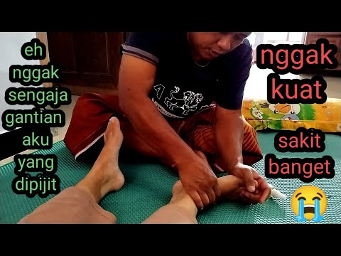 pijat tradisional, urut kaki, suamiku memijat kakiku huuh sakit banget nggak kuat hampir menangis