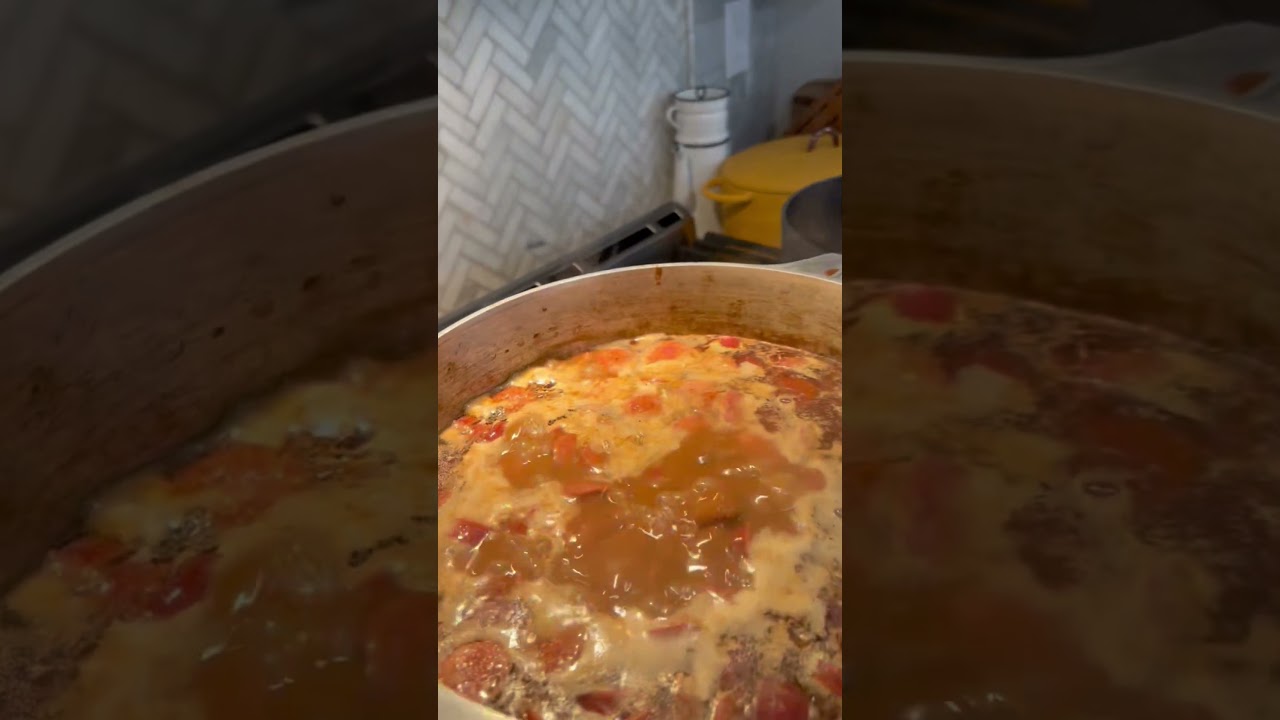 Ragin’ Cajun Thanksgiving gumbo—spicy, cozy, and holiday-approved! 🦃🔥