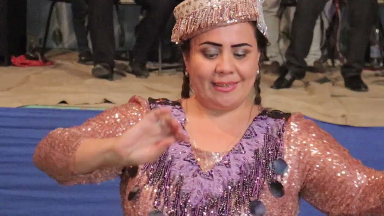 Maqsud Saitqulov davrada uyinchi sahnada Gala qishlog'i tuylarida