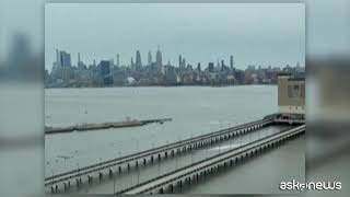 Il video dell'elicottero che precipita a New York, morti il pilota e una famiglia spagnola