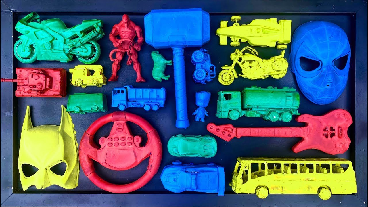 Membersihkan mainan mobil balap, bus telolet, kereta api, excavator, tank, truk molen, pesawat.