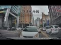 台中一輛白色休旅車駕駛不耐等候前方欲迴轉的Uber，逼車還朝Uber車丟東西。