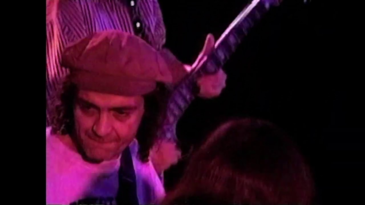 Guarda Neil Young and Crazy Horse - Country Home (Official Music Video) su YouTube Guarda Neil Young and Crazy Horse - Country Home (Official Music Video) su YouTube
